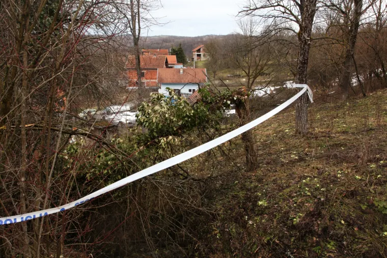 Prnjavor Čuntićki: tijekom noći do&scaron;lo je do napuknuća i pomicanja brda iznad kuća