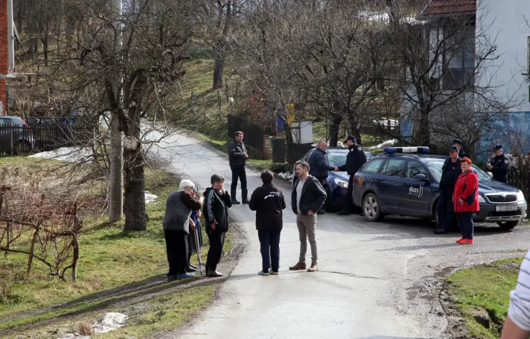 Prnjavor Čuntićki: tijekom noći do&scaron;lo je do napuknuća i pomicanja brda iznad kuća