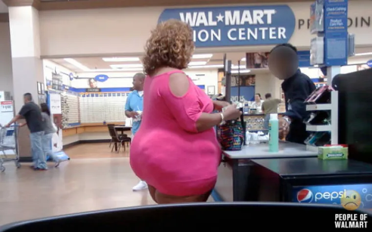 Čini se da jedan dućan u Americi privlači baš sve čudake. Riječ je o Walmartu, trgovini kojoj je već godinama posvećena stranica koja okuplja najveće čudake snimljene u dućanu. Nevjerojatno je da im nikada ne ponestane materijala, a neke od spodoba snimljenih u trgovini možete pogledati u nastavku.