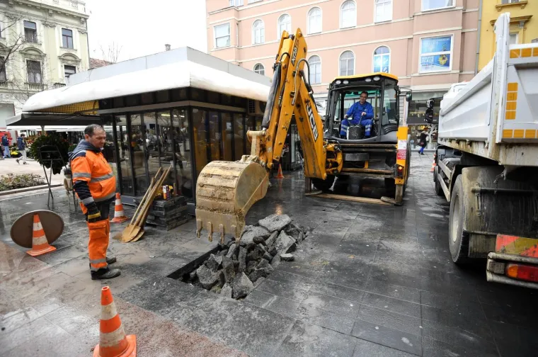 CVJETNI TRG POD VODOM: Središte Zagreba poplavljeno zbog puknuća cijevi