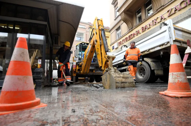 CVJETNI TRG POD VODOM: Središte Zagreba poplavljeno zbog puknuća cijevi
