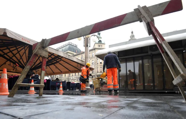 CVJETNI TRG POD VODOM: Središte Zagreba poplavljeno zbog puknuća cijevi