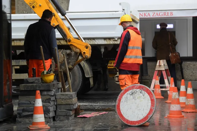 CVJETNI TRG POD VODOM: Središte Zagreba poplavljeno zbog puknuća cijevi