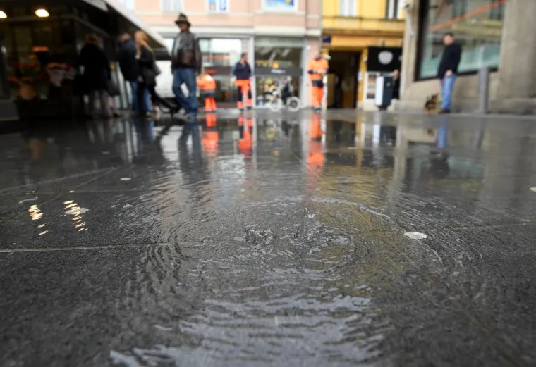 16.03.2018., Zagreb - Na Cvjetnom trgu pukla vodovodna cijev te su djelatnici Vodovoda odmah izasli na intervenciju kako bih sanirali puknuce. Photo: Marko Lukunic/PIXSELL