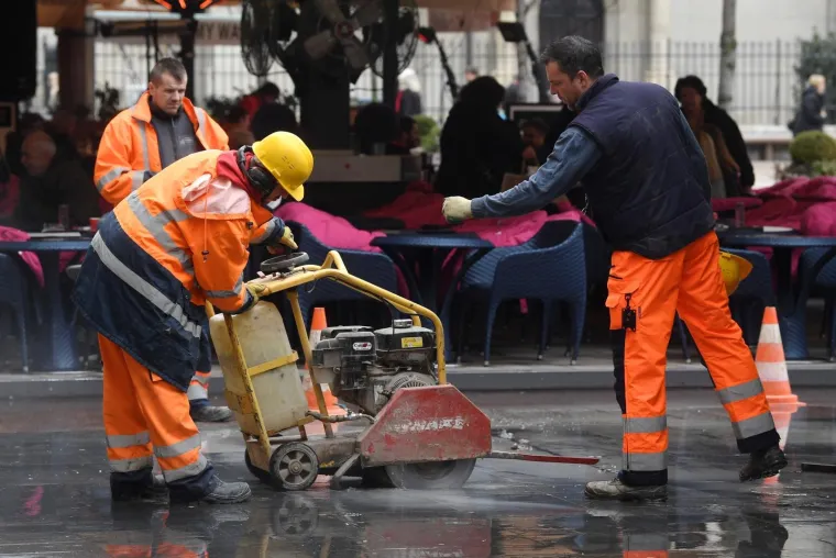 16.03.2018., Zagreb - Na Cvjetnom trgu pukla vodovodna cijev te su djelatnici Vodovoda odmah izasli na intervenciju kako bih sanirali puknuce. Photo: Marko Lukunic/PIXSELL