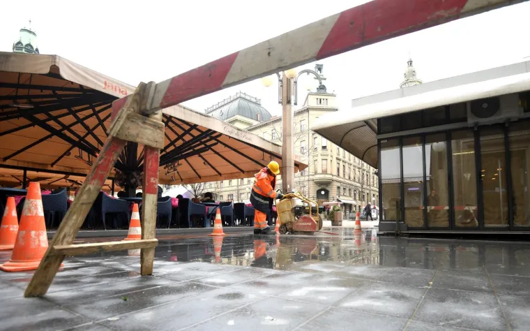CVJETNI TRG POD VODOM: Središte Zagreba poplavljeno zbog puknuća cijevi