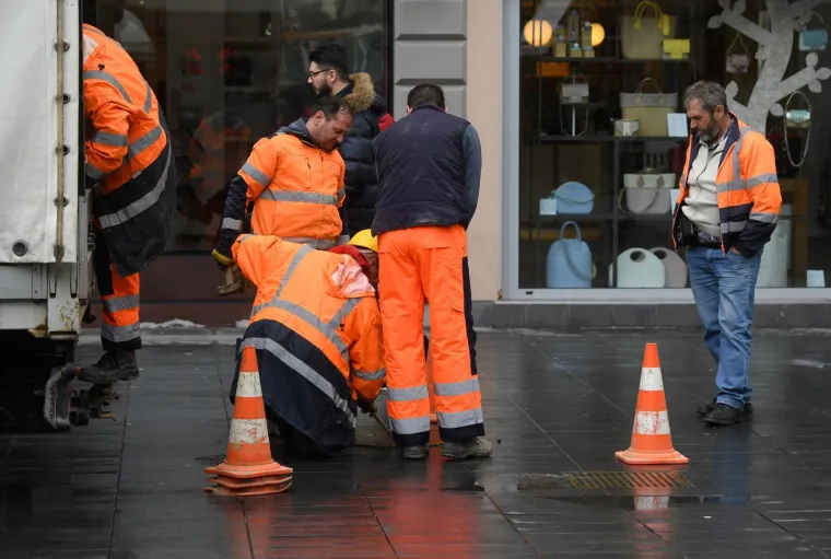 CVJETNI TRG POD VODOM: Sredi&scaron;te Zagreba poplavljeno zbog puknuća cijevi