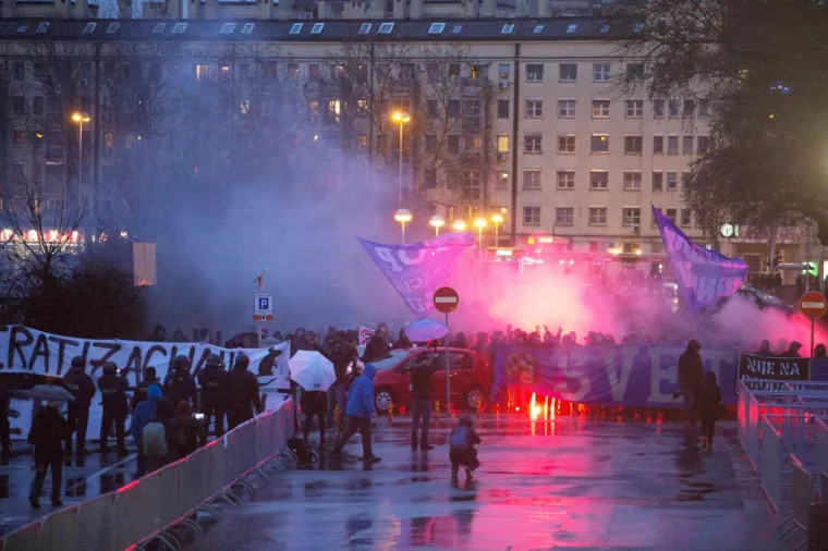 Jasna poruka Upravi i Mamiću: Bad Blue Boys prosvjedovali na ulicama