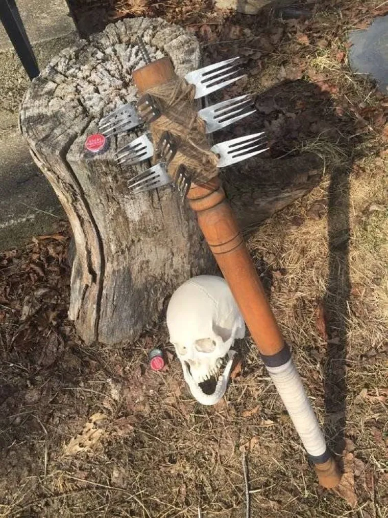 OVI KREATIVNI MANIJACI SPREMNI SU ZA ZOMBI APOKALIPSU: Napravili oružja iz kućne radinosti, ne želite im se naći na putu