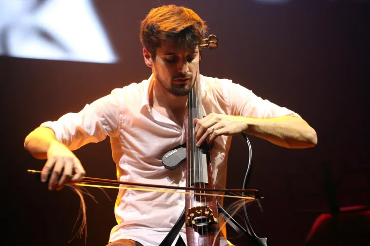 Poznati glazbeni dvojac 2Cellos jučer je u sklopu  svoje svjetske turneje “Score” nastupio u splitskoj Spaladium areni.  Od srpnja prošle godine su Hauser i Šulić na turneji po Europi, Japanu, a od siječnja i po SAD-u. U Splitu nisu nastupili od 2012. godine pa je na njihov jučerašnji koncert pohrlila mnogobrojna publika, u kojoj su sjedile i poznate face. Svoje su supruge tako izveli pjevači Marko Perković Thompson i Joško Čagalj Jole. Dečki iz 2Cellosa na turneji promoviraju novi album “Score“, objavljen u ožujku prošle godine koji je u potpunosti posvećen filmskoj glazbi. Singl i spot, kojim je najavljen istoimeni album tema je iz filma “Igre prijestolja”, snimljen u Dubrovniku.