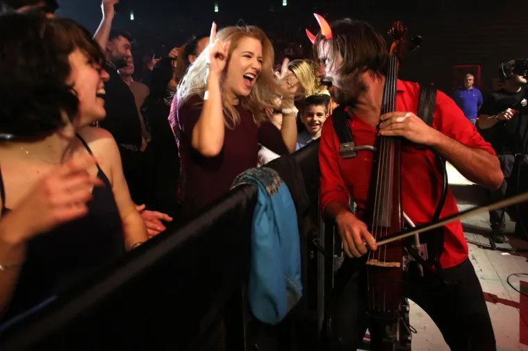 MEGAPOPULARNI 2CELLOS 'RAZVALIO' SPLITSKU ARENU: Šulić i Hauser se igrali vraga, iz publike im se smiješile poznate face