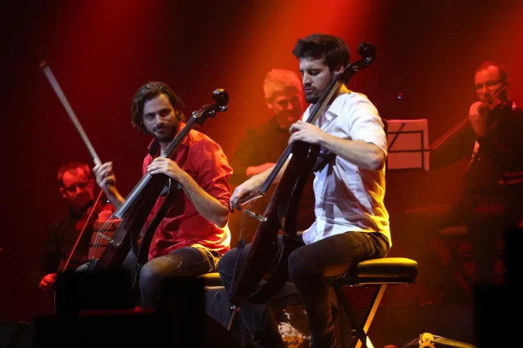 MEGAPOPULARNI 2CELLOS 'RAZVALIO' SPLITSKU ARENU: &Scaron;ulić i Hauser se igrali vraga, iz publike im se smije&scaron;ile poznate face