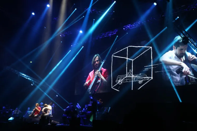 MEGAPOPULARNI 2CELLOS 'RAZVALIO' SPLITSKU ARENU: &Scaron;ulić i Hauser se igrali vraga, iz publike im se smije&scaron;ile poznate face