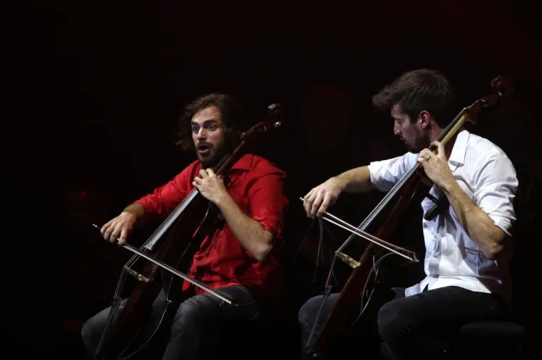 MEGAPOPULARNI 2CELLOS 'RAZVALIO' SPLITSKU ARENU: &Scaron;ulić i Hauser se igrali vraga, iz publike im se smije&scaron;ile poznate face