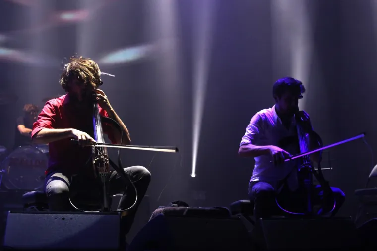 MEGAPOPULARNI 2CELLOS 'RAZVALIO' SPLITSKU ARENU: &Scaron;ulić i Hauser se igrali vraga, iz publike im se smije&scaron;ile poznate face