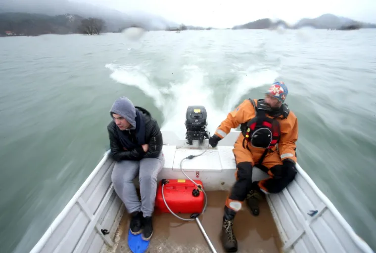 Tijekom cijelog dana vi&scaron;e od 60 operativaca pomaže ugroženom stanovni&scaron;tvu u opskrbi agregatima za struju i izvlačenju namje&scaron;taja iz nižih dijelova kuća koji jo&scaron; nisu pod vodom.