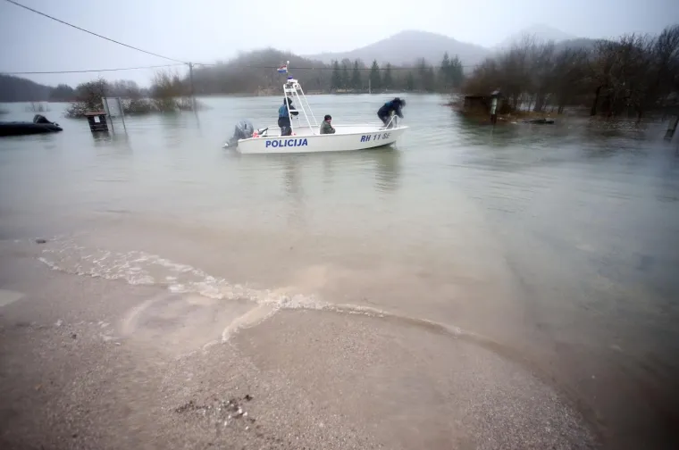 U KOSINJU PROGLA&Scaron;ENO IZVANREDNO STANJE: Sve raspoložive službe vode žestoku bitku s poplavom