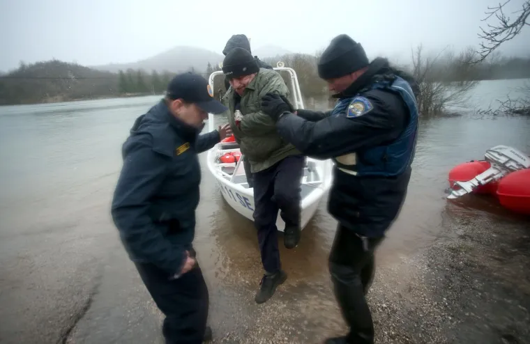 U KOSINJU PROGLA&Scaron;ENO IZVANREDNO STANJE: Sve raspoložive službe vode žestoku bitku s poplavom