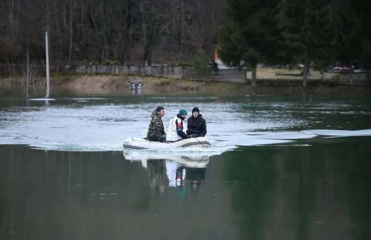 U KOSINJU PROGLA&Scaron;ENO IZVANREDNO STANJE: Sve raspoložive službe vode žestoku bitku s poplavom