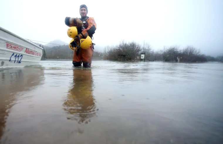 U KOSINJU PROGLA&Scaron;ENO IZVANREDNO STANJE: Sve raspoložive službe vode žestoku bitku s poplavom