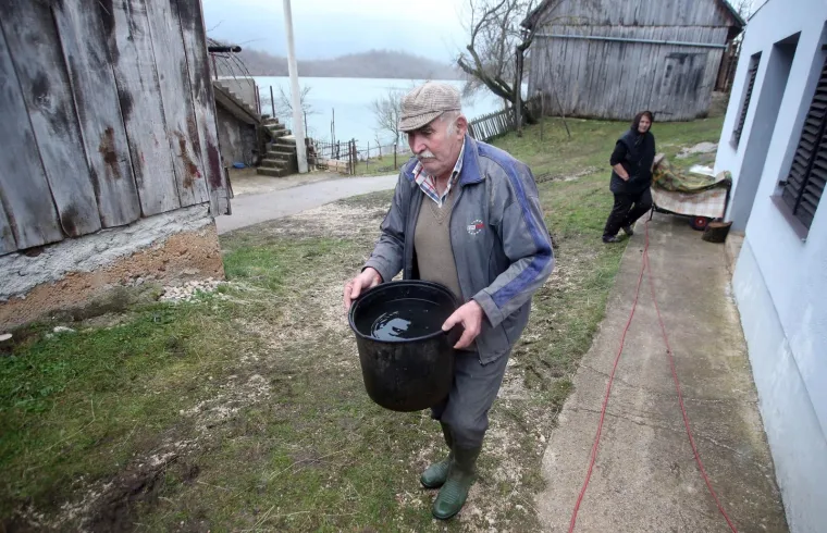 U KOSINJU PROGLA&Scaron;ENO IZVANREDNO STANJE: Sve raspoložive službe vode žestoku bitku s poplavom