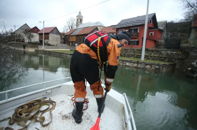 U KOSINJU PROGLA&Scaron;ENO IZVANREDNO STANJE: Sve raspoložive službe vode žestoku bitku s poplavom