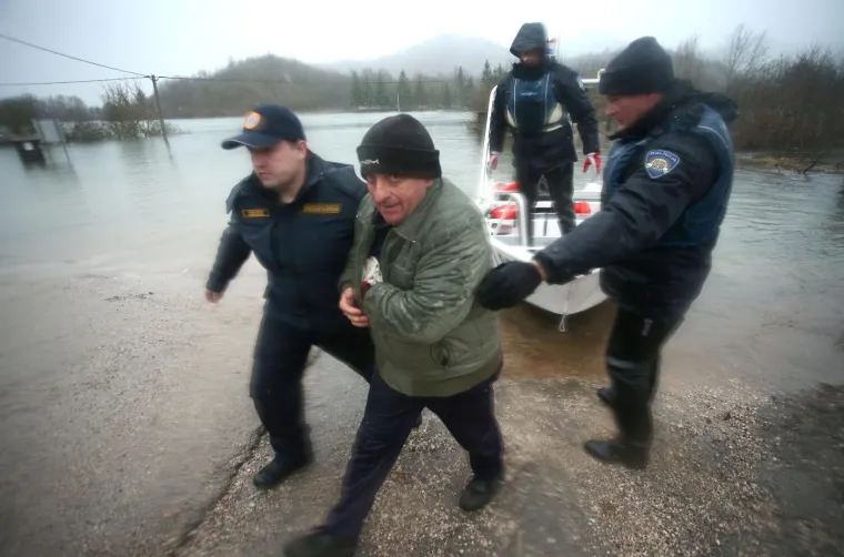 U KOSINJU PROGLA&Scaron;ENO IZVANREDNO STANJE: Sve raspoložive službe vode žestoku bitku s poplavom