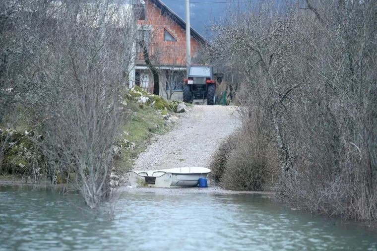 U KOSINJU PROGLA&Scaron;ENO IZVANREDNO STANJE: Sve raspoložive službe vode žestoku bitku s poplavom