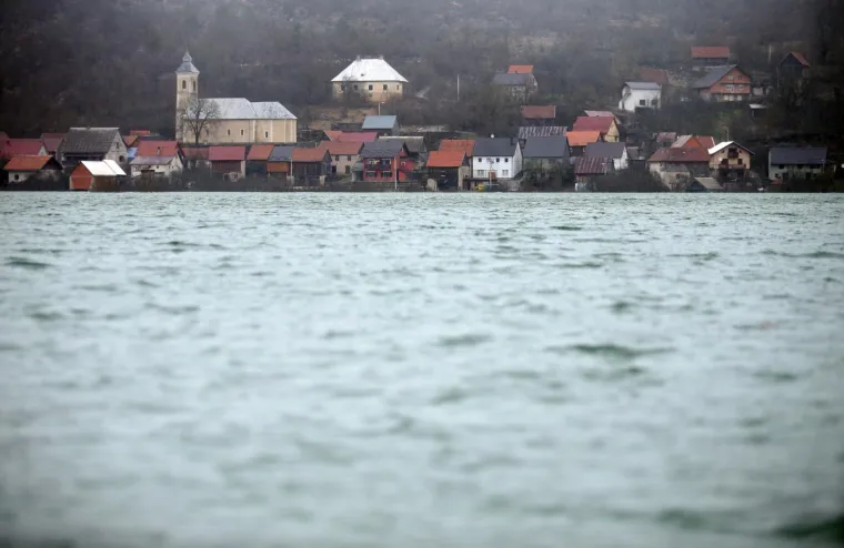 Na području Kosinja u Općini Peru&scaron;ić progla&scaron;eno je u nedjelju, 18. ožujka izvanredno stanje obrane od poplava.