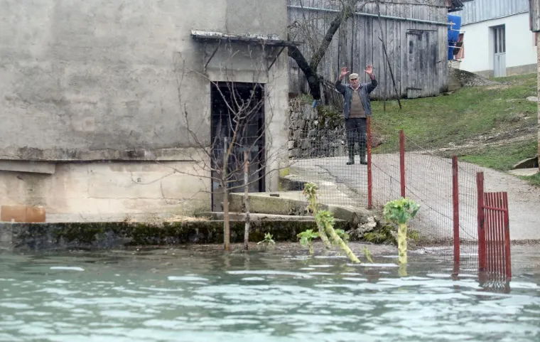 U KOSINJU PROGLA&Scaron;ENO IZVANREDNO STANJE: Sve raspoložive službe vode žestoku bitku s poplavom