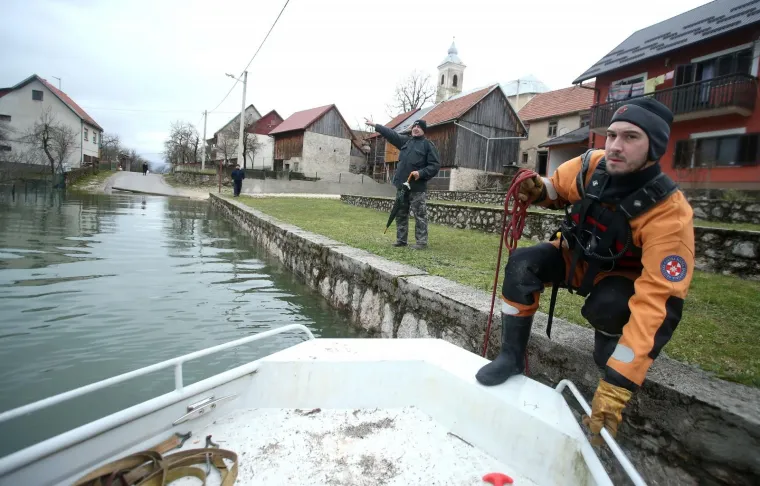 U KOSINJU PROGLA&Scaron;ENO IZVANREDNO STANJE: Sve raspoložive službe vode žestoku bitku s poplavom