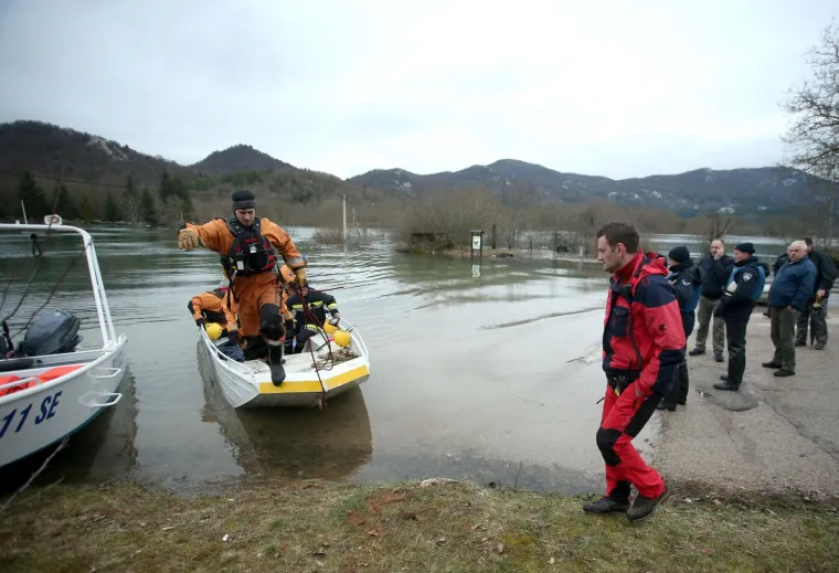U KOSINJU PROGLA&Scaron;ENO IZVANREDNO STANJE: Sve raspoložive službe vode žestoku bitku s poplavom