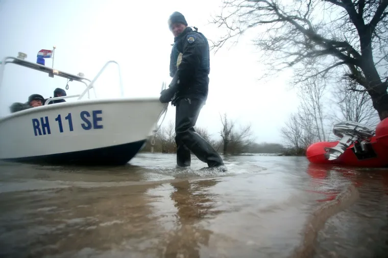 U KOSINJU PROGLA&Scaron;ENO IZVANREDNO STANJE: Sve raspoložive službe vode žestoku bitku s poplavom