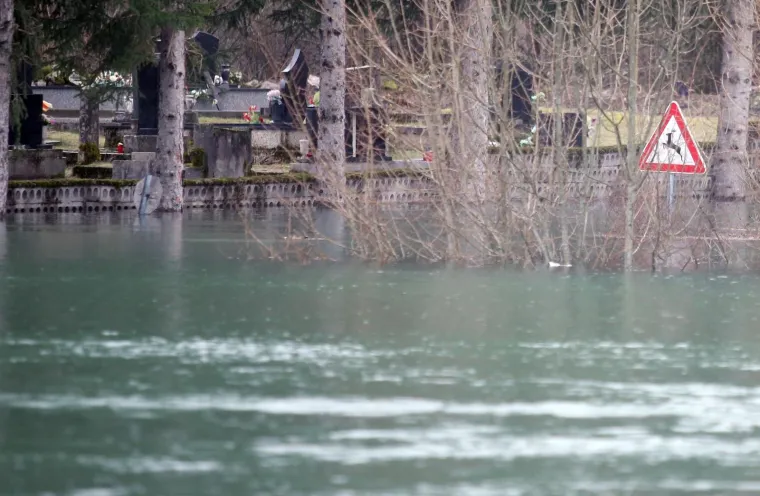 U KOSINJU PROGLA&Scaron;ENO IZVANREDNO STANJE: Sve raspoložive službe vode žestoku bitku s poplavom