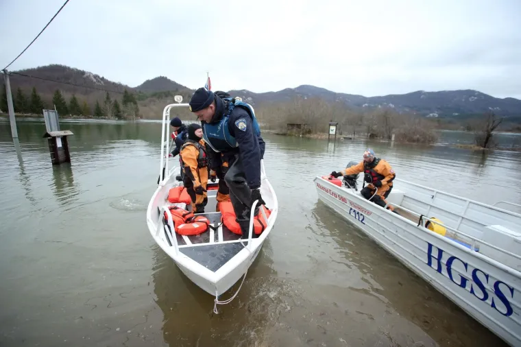 U KOSINJU PROGLA&Scaron;ENO IZVANREDNO STANJE: Sve raspoložive službe vode žestoku bitku s poplavom