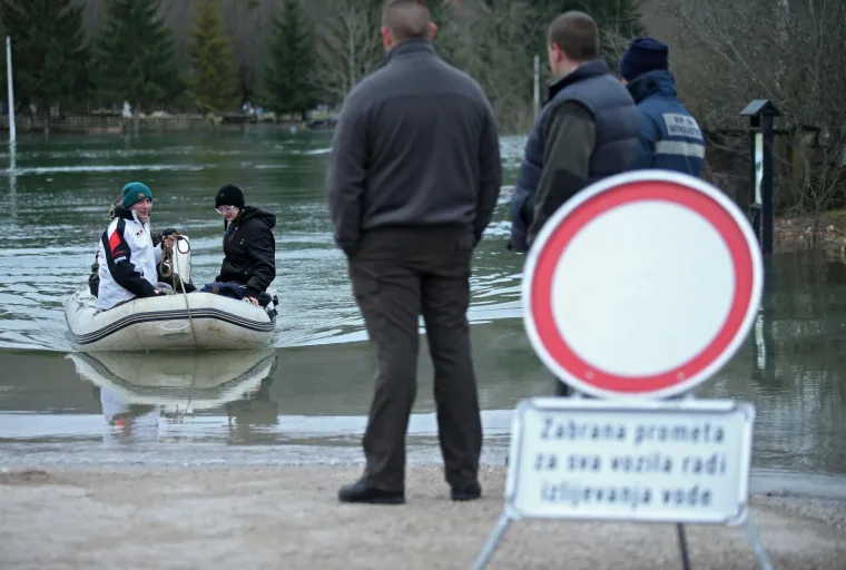 U KOSINJU PROGLA&Scaron;ENO IZVANREDNO STANJE: Sve raspoložive službe vode žestoku bitku s poplavom