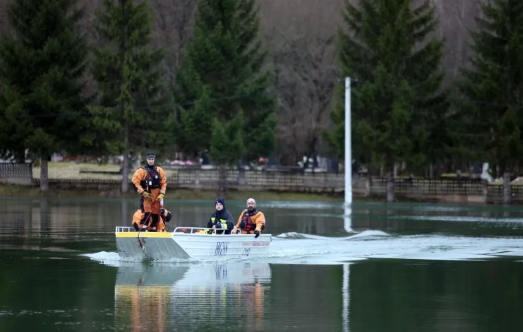 U KOSINJU PROGLA&Scaron;ENO IZVANREDNO STANJE: Sve raspoložive službe vode žestoku bitku s poplavom
