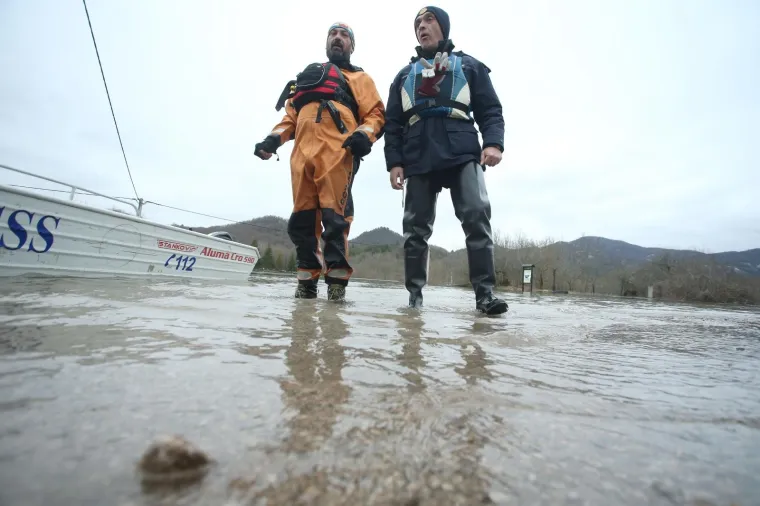 U KOSINJU PROGLA&Scaron;ENO IZVANREDNO STANJE: Sve raspoložive službe vode žestoku bitku s poplavom