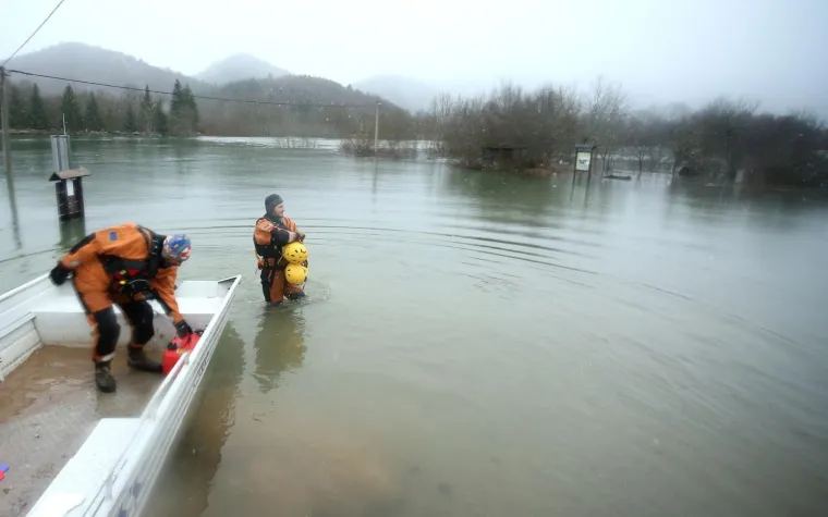 U KOSINJU PROGLA&Scaron;ENO IZVANREDNO STANJE: Sve raspoložive službe vode žestoku bitku s poplavom
