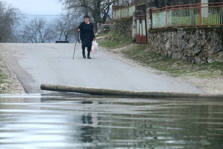 U KOSINJU PROGLA&Scaron;ENO IZVANREDNO STANJE: Sve raspoložive službe vode žestoku bitku s poplavom