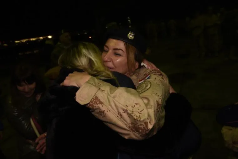 Emotivni doček pripadnika hrvatskog kontingenta u NATO misiji iz Afganistana