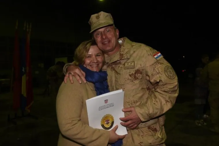 Emotivni doček pripadnika hrvatskog kontingenta u NATO misiji iz Afganistana