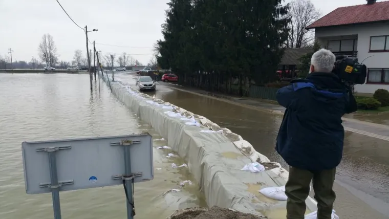 RTL ekipa prati rast vode u Maloj &Scaron;varči: podignute barijere i zečji nasipi