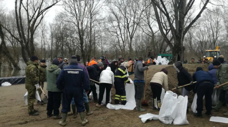 U Trebežu mje&scaron;tani pune vreće s pijeskom, na drugoj liniji vojska zatvara.