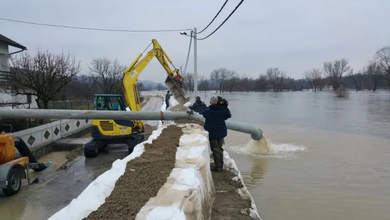 RTL ekipa prati rast vode u Maloj &Scaron;varči: podignute barijere i zečji nasipi