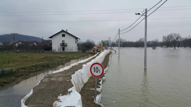 RTL ekipa prati rast vode u Maloj &Scaron;varči: podignute barijere i zečji nasipi