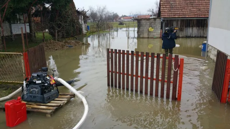 RTL ekipa prati rast vode u Maloj &Scaron;varči: podignute barijere i zečji nasipi