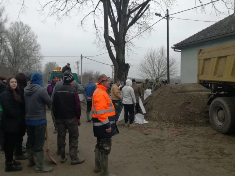 U Trebežu mje&scaron;tani pune vreće s pijeskom, na drugoj liniji vojska zatvara.