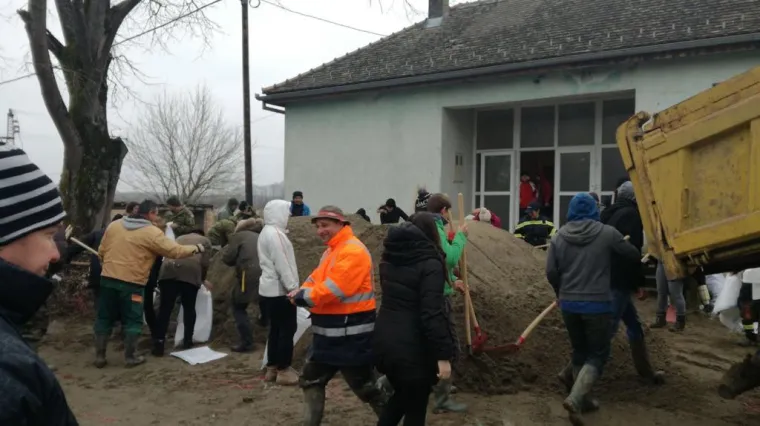 U Trebežu mje&scaron;tani pune vreće s pijeskom, na drugoj liniji vojska zatvara.