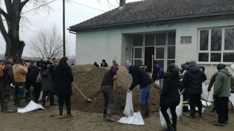 U Trebežu mje&scaron;tani pune vreće s pijeskom, na drugoj liniji vojska zatvara.